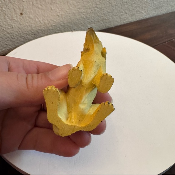 collectible yellow Labrador Retriever figurine - Picture 3 of 5